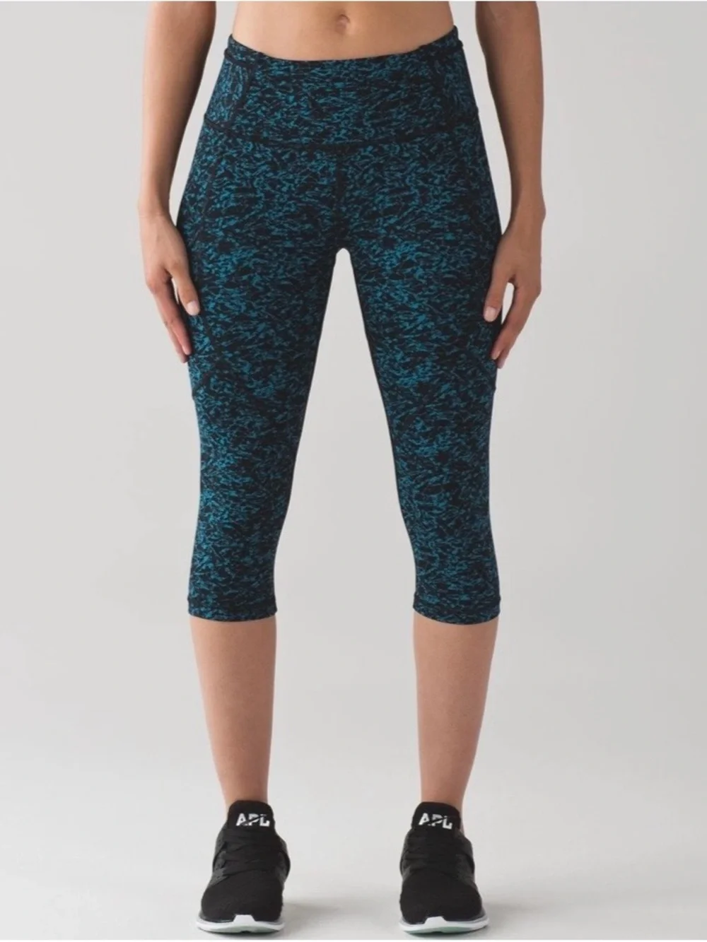 Lululemon Outrun 17” Crop in Iced Wave Capri Black